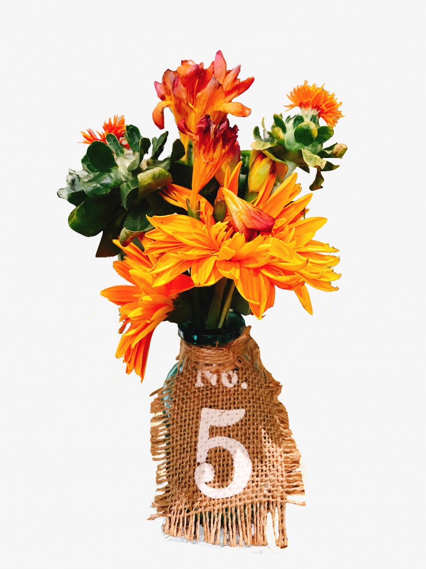 橙色花朵花瓶插花艺术