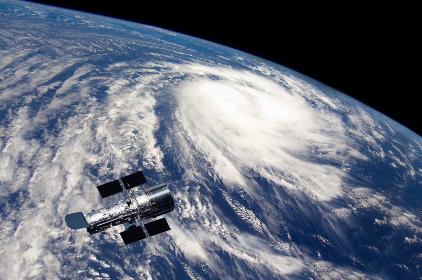 卫星与地球上空的云团图片
