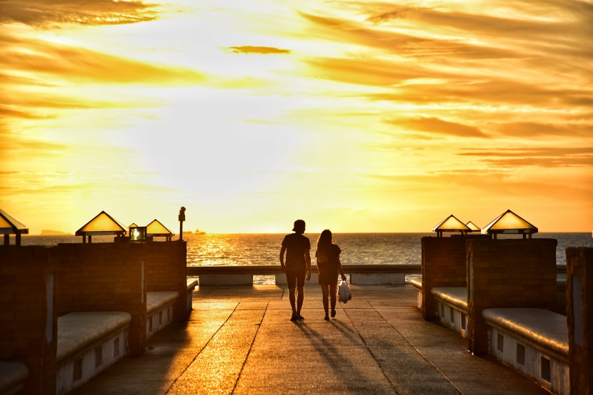 泰国苏梅岛码头黄昏夕阳日落海边的情侣