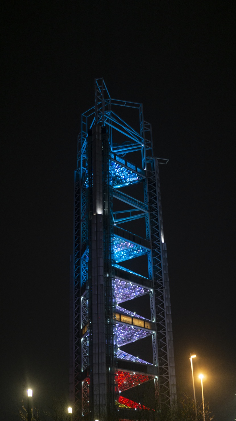 北京奥运会玲珑塔地标建筑夜景图片