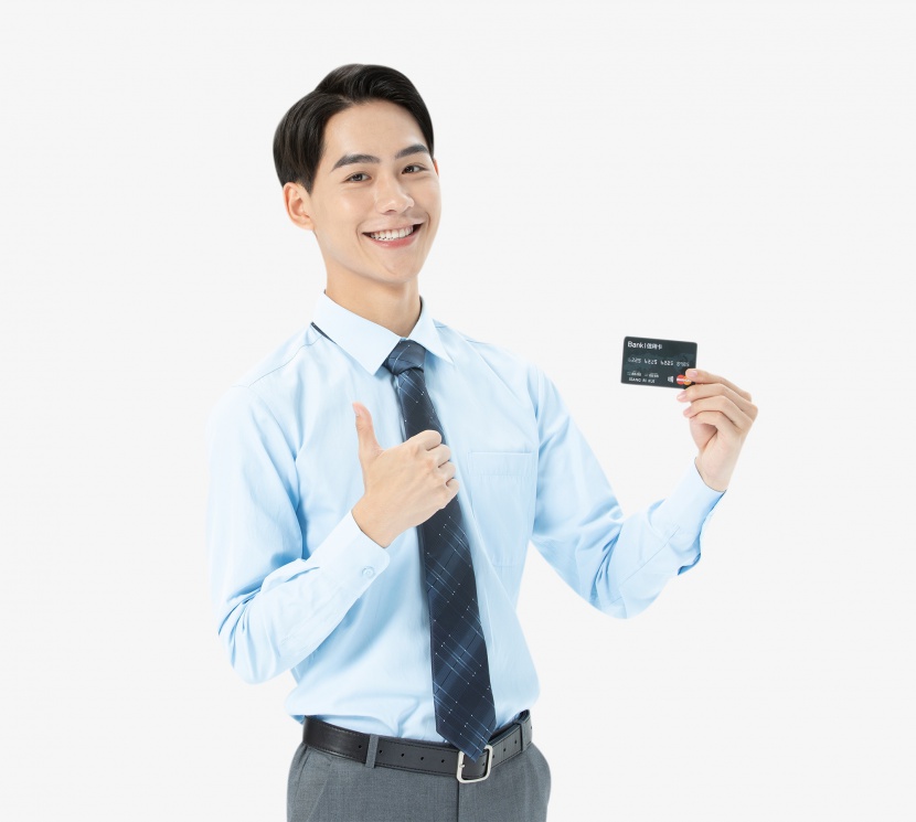 青年商务男性展示信用卡