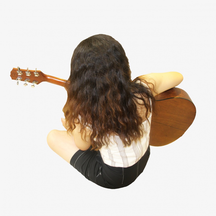 女生抱吉他背影实物摄影照片免抠png素材