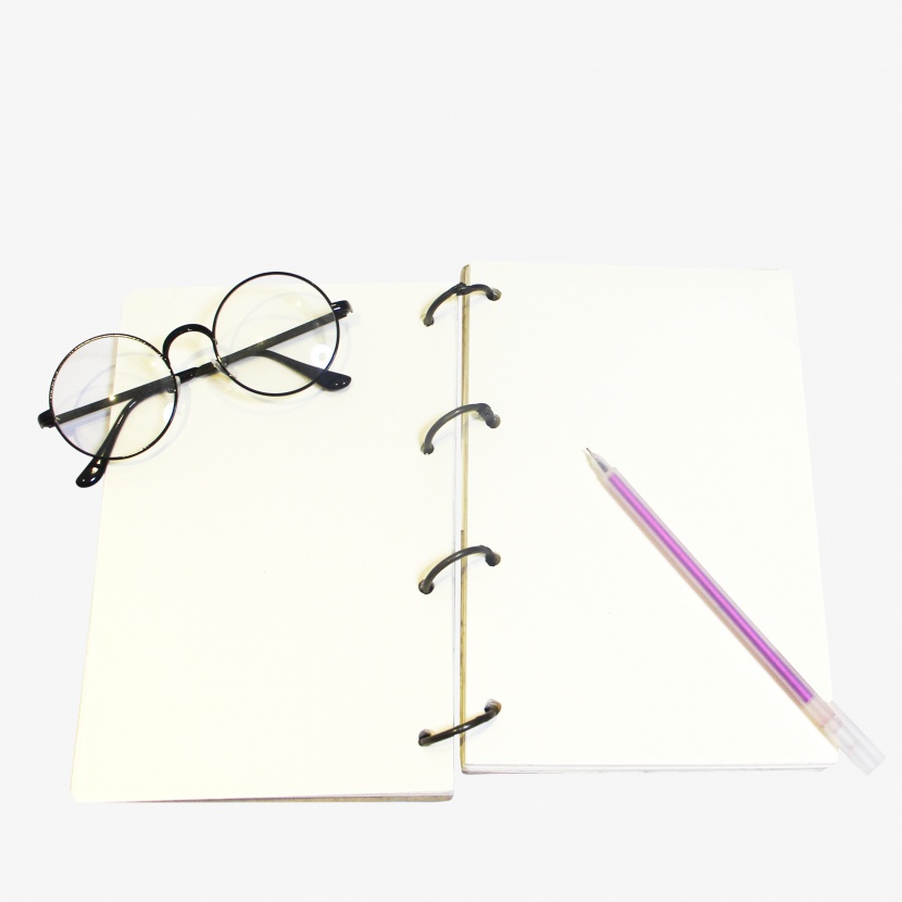 眼镜笔记本打开的书本实物免抠PNG素材