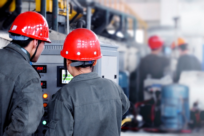 重化工企业人员操作电气设备