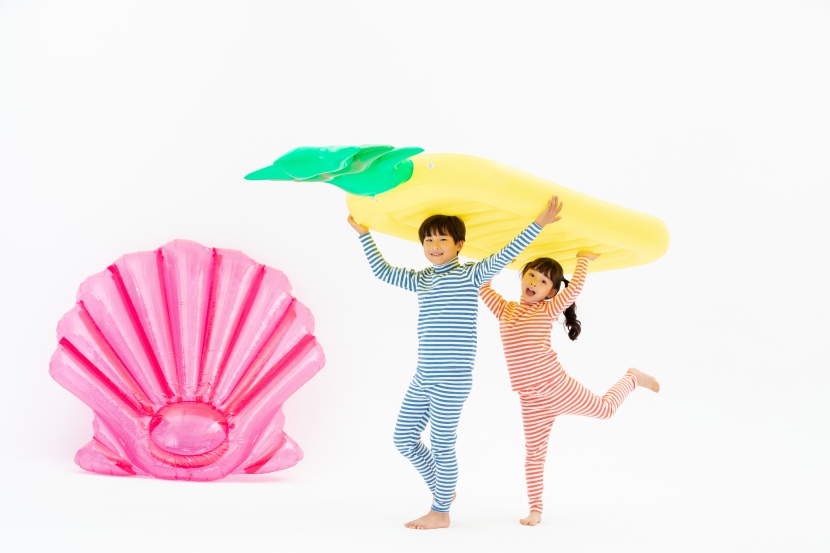 举着菠萝浮排的睡衣儿童