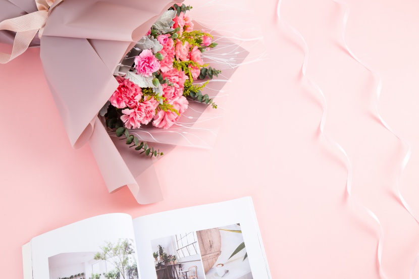 粉色花束鲜花康乃馨摄影图