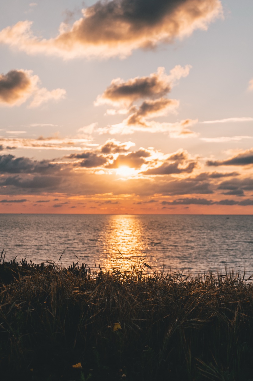 海上波光粼粼日出风景图片
