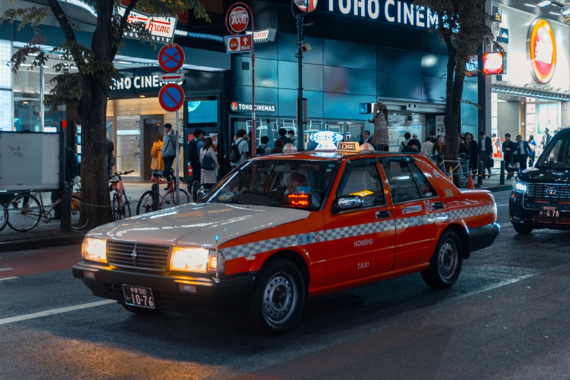 日本城市街道出租车夜晚摄影图
