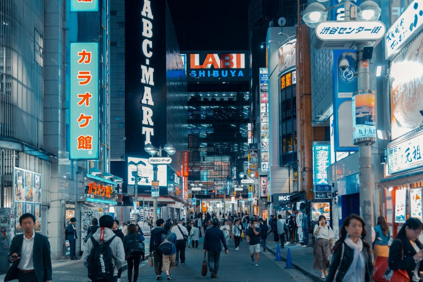 日本东京夜晚城市街道摄影图