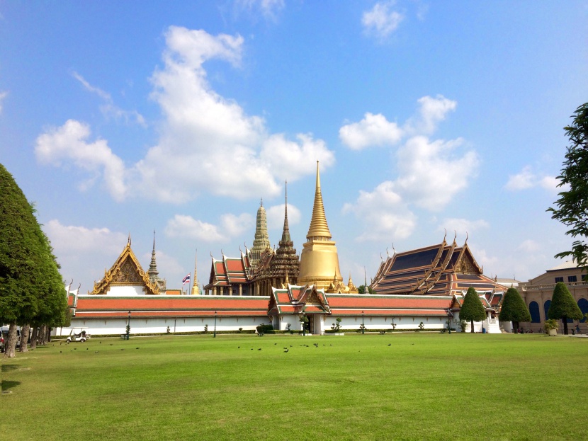 蓝天白云下的泰国玉佛寺