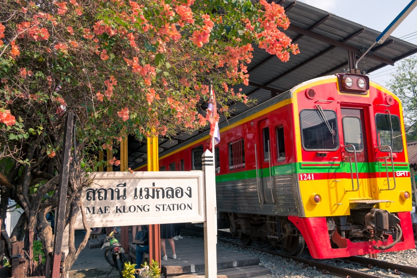 泰国美功铁道市场
