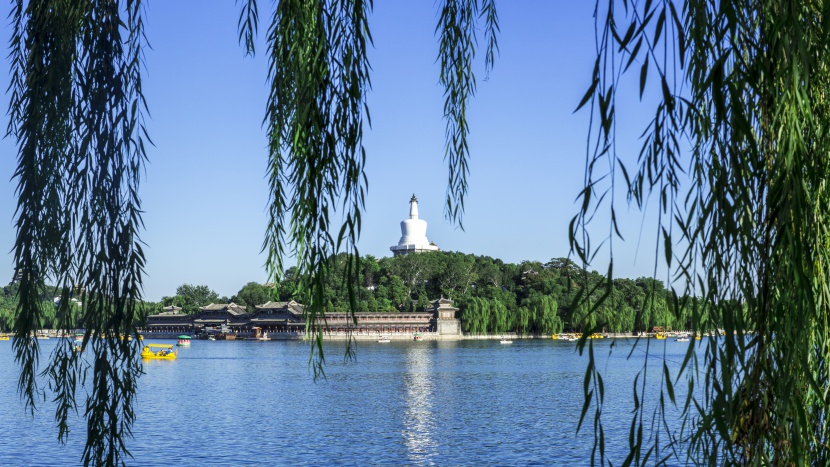 北京北海公园琼华岛北海白塔