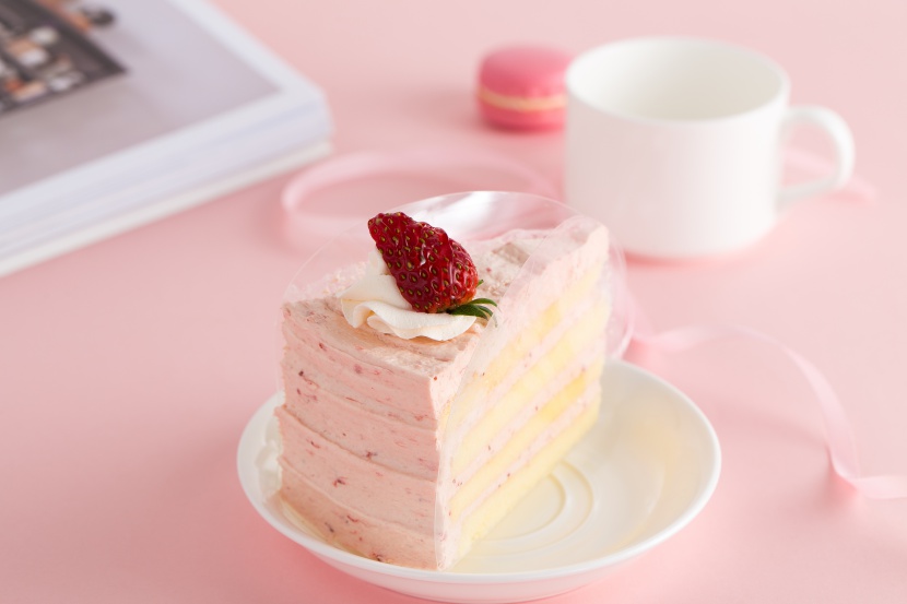 实物图摄影图草莓奶油蛋糕图片