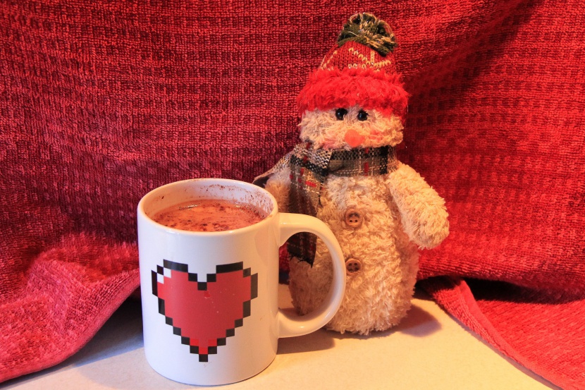 热巧克力与雪人玩偶图片