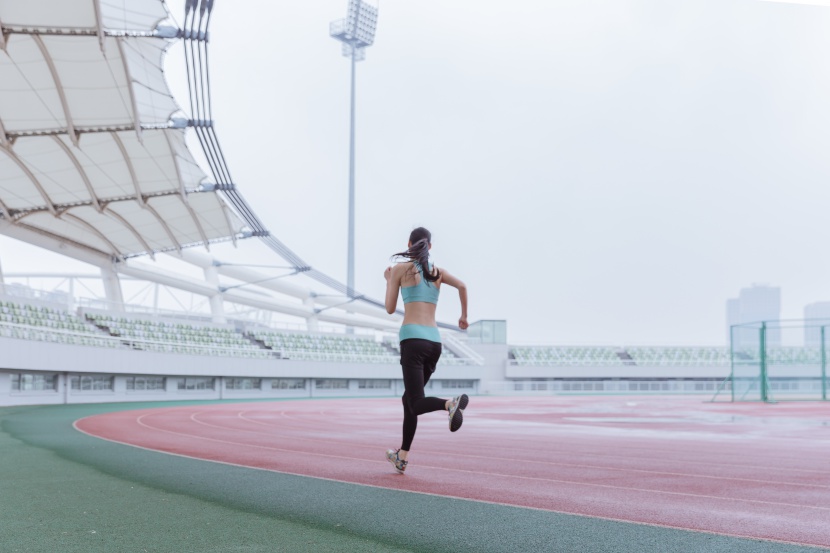 青春活动女性操场跑步