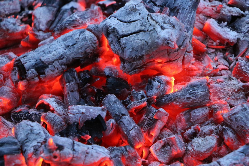 木炭燃烧图片