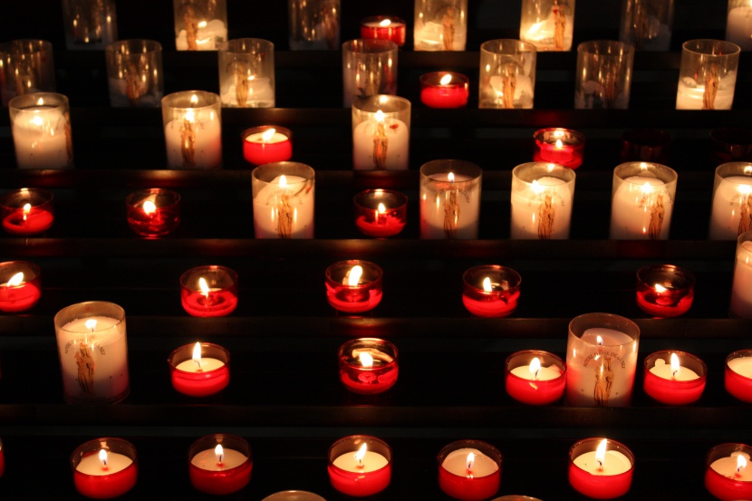 教堂蜡烛烛光图片