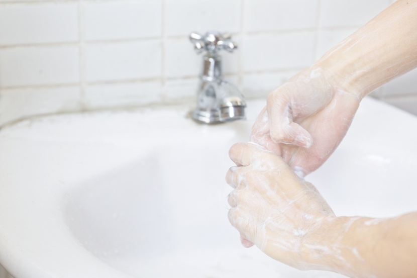 女孩在认真洗手预防病毒细菌