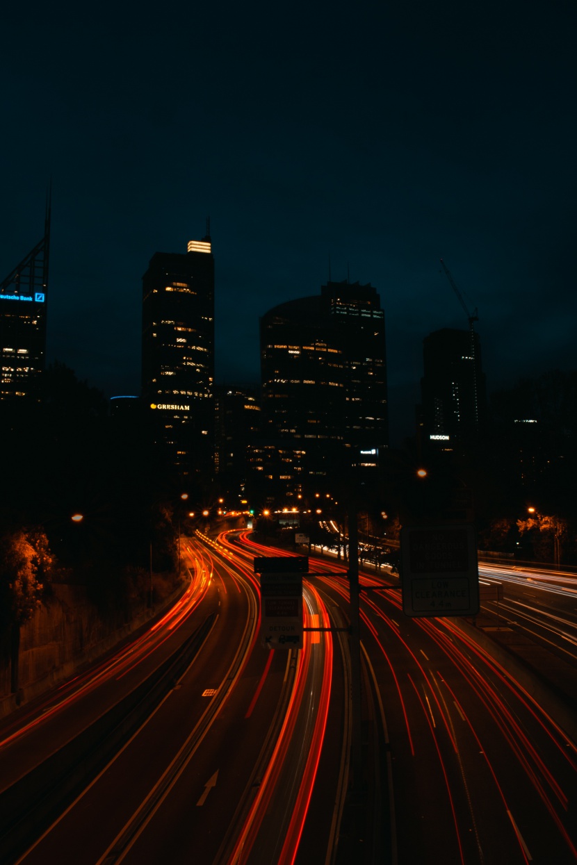 城市夜晚车流线图片